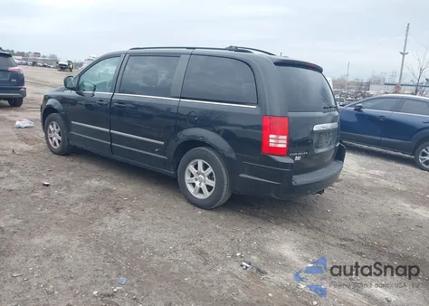 2010 Chrysler Town & Country Touring z USA, uszkodzony, nr VIN 2A4RR5D1XAR450155